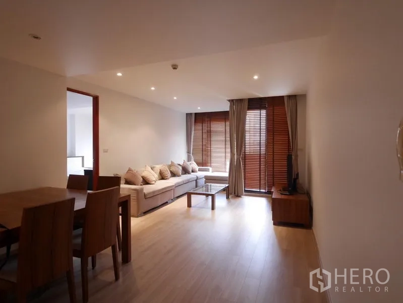 คอนโด ให้เช่าในPathum Wan, Bangkok - พื้นที่นั่งเล่นและทานข้าว โซฟาตัวยาว ไฟดาวน์ไลท์ และประตูออกระเบียง