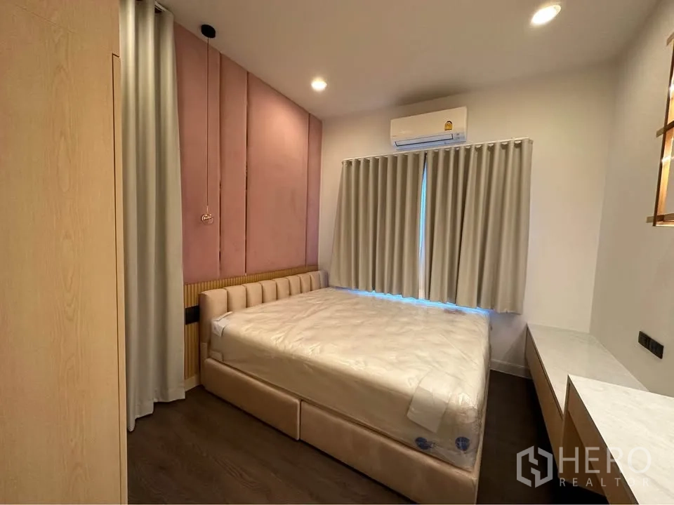 บ้านเดี่ยว for rent in Bang Kapi, Bangkok - ห้องนอนอบอุ่นหัวเตียงบุผ้า ผนังโทนชมพูและผ้าม่าน
