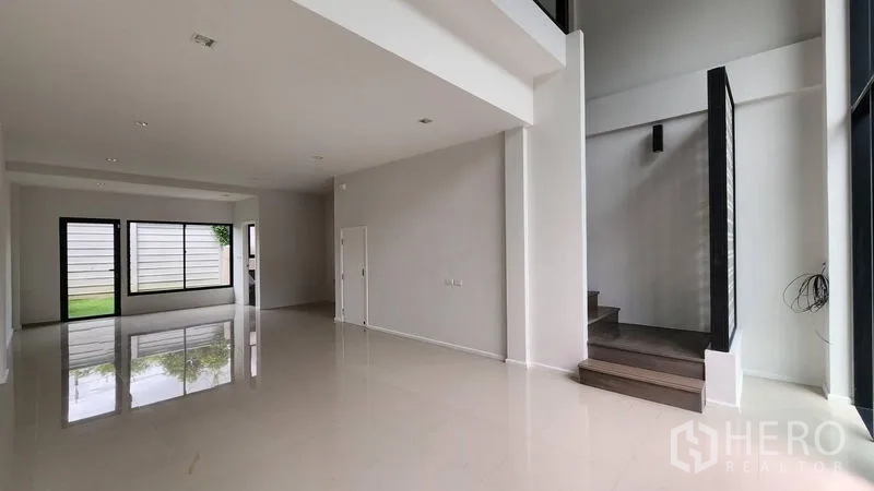 สำนักงานที่บ้าน ให้เช่า - โถงรับแขกสว่าง พื้นกระเบื้องเงาและบันไดร่วมสมัย