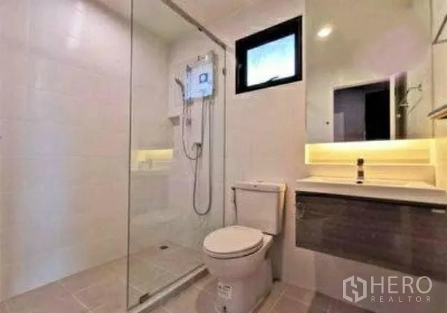 Detached House for sale in Pathum Thani - Contemporary bathroom with a glass-enclosed shower, vanity and window.