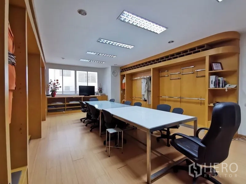 สำนักงาน ให้เช่าในKhlong San, Bangkok - ห้องประชุม โต๊ะประชุมยาว เก้าอี้ทำงาน และตู้บิลต์อินไม้