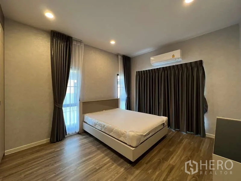 บ้าน ให้เช่าในBang Kapi, Bangkok - ห้องนอนสว่าง พื้นไม้ แอร์ และผ้าม่านทึบ