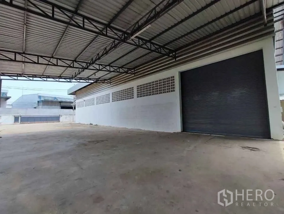 Factory for rent in Mueang Chachoengsao, Chachoengsao - Wide covered apron in front of the warehouse and large roller door.