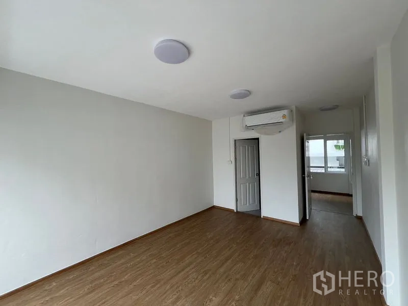 สำนักงานที่บ้าน ให้เช่าในHuai Khwang, Bangkok - ห้องนอนติดแอร์ มีประตูเชื่อมไปยังอีกห้องหนึ่ง