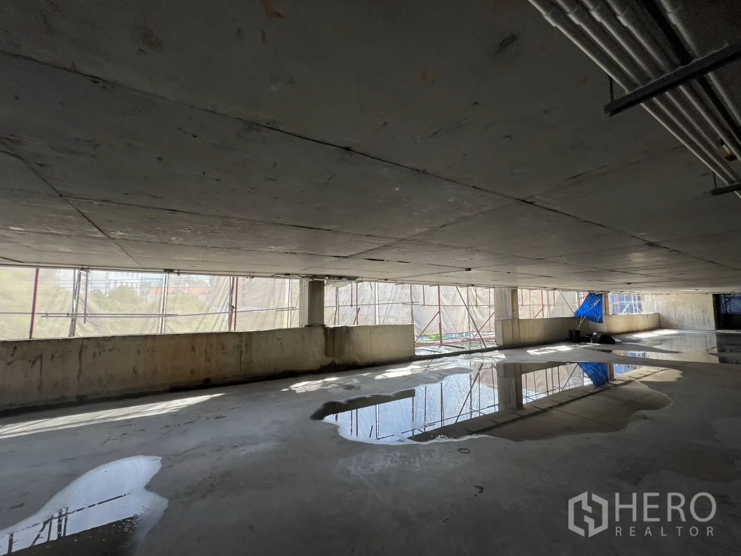 独立商业地产 出售在Watthana, Bangkok - 大开间楼层，窗带与积水，等待装修。