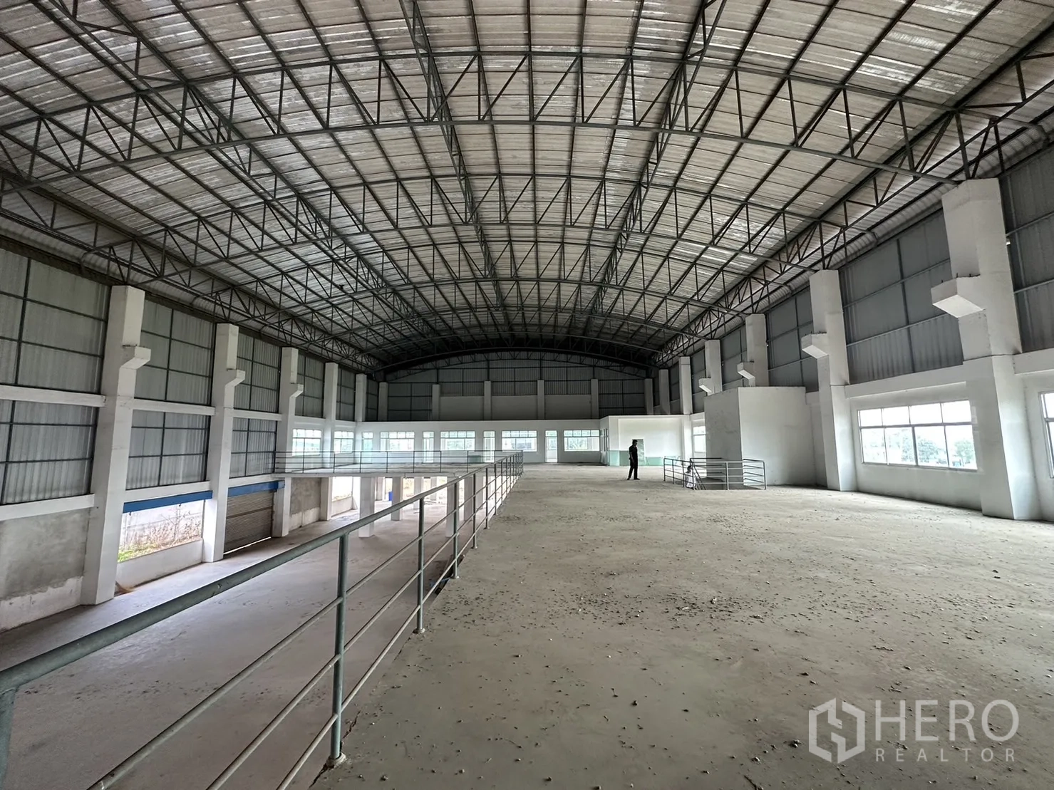 工厂 出租在Pak Kret, Nonthaburi - 夹层工作区，设护栏与侧窗。