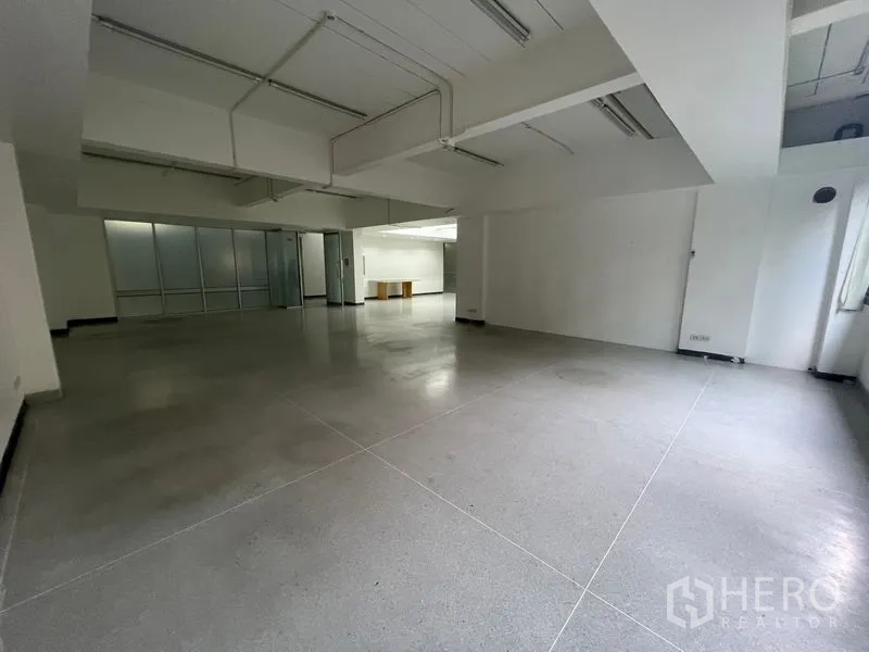 Office Space for rent in Mueang Samut Prakan, Samut Prakan - Expansive office area featuring frosted glass rooms and a high ceiling.