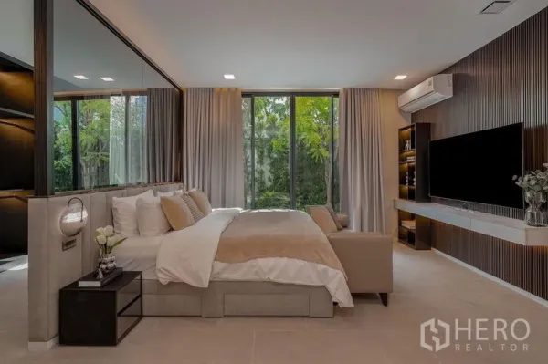 บ้าน ให้เช่า - ห้องนอนหลัก หน้าต่างเต็มผนัง ผนังทีวี มองเห็นสวน.