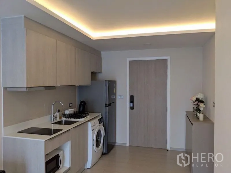 คอนโด ขายในKhlong Toei, Bangkok - ครัวบิลท์อินสไตล์โมเดิร์น เตาไฟฟ้า อ่างล้างจาน ตู้เย็น และเครื่องซักผ้าใกล้ประตู