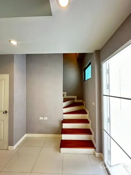 ทาวน์เฮาส์ ให้เช่าหรือขายในPhra Khanong, Bangkok - บันไดไม้พร้อมช่องแสงข้างทางขึ้นสู่ชั้นบน