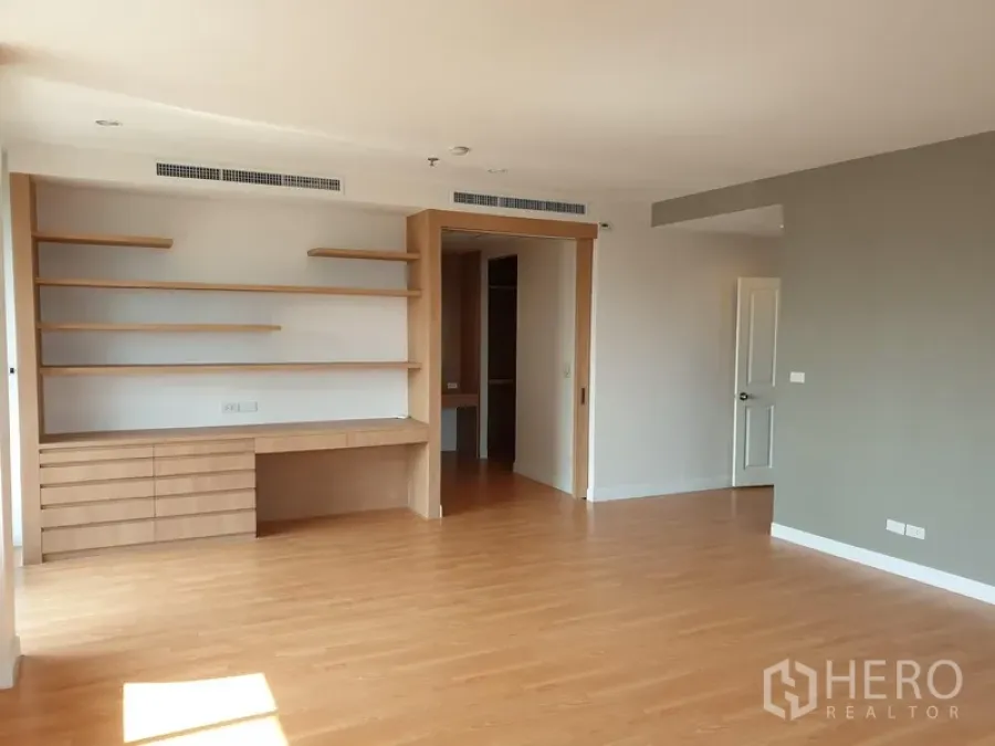 คอนโด ให้เช่าในWatthana, Bangkok - ห้องอเนกประสงค์กว้างพร้อมชั้นลอยและโต๊ะบิลต์อิน พื้นไม้