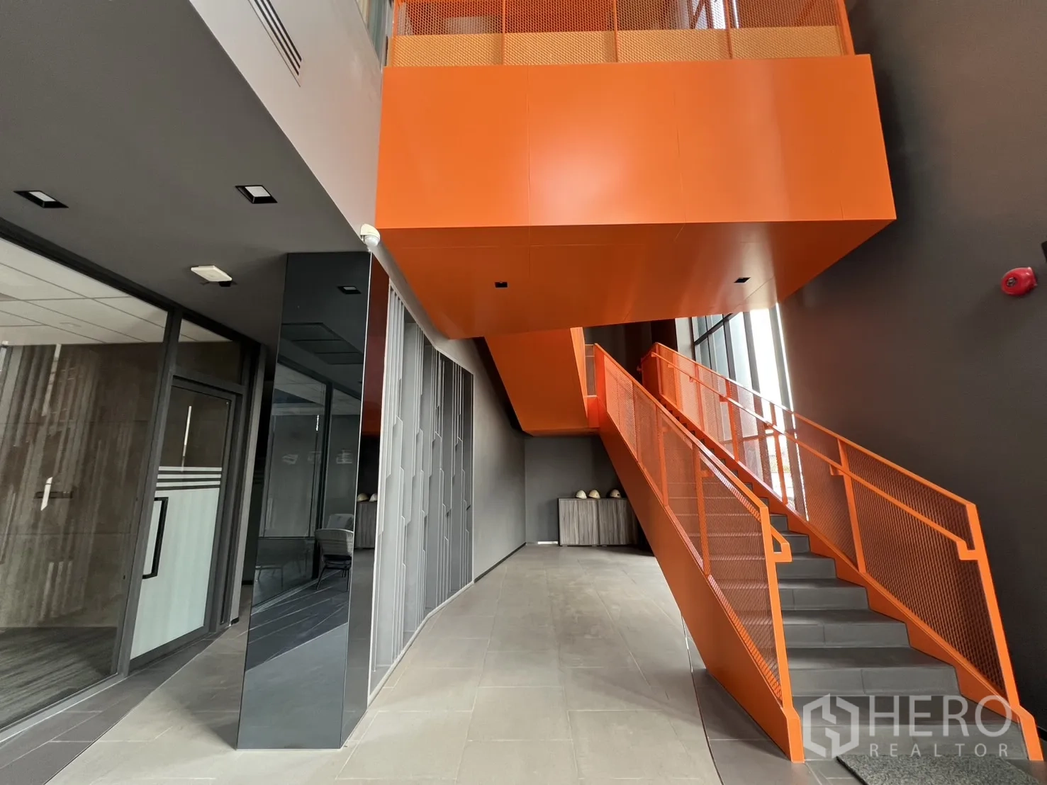 คลังสินค้า ขายในLat Krabang, Bangkok - บันไดเหล็กสีส้มสดในเอเทรียมออฟฟิศสมัยใหม่.