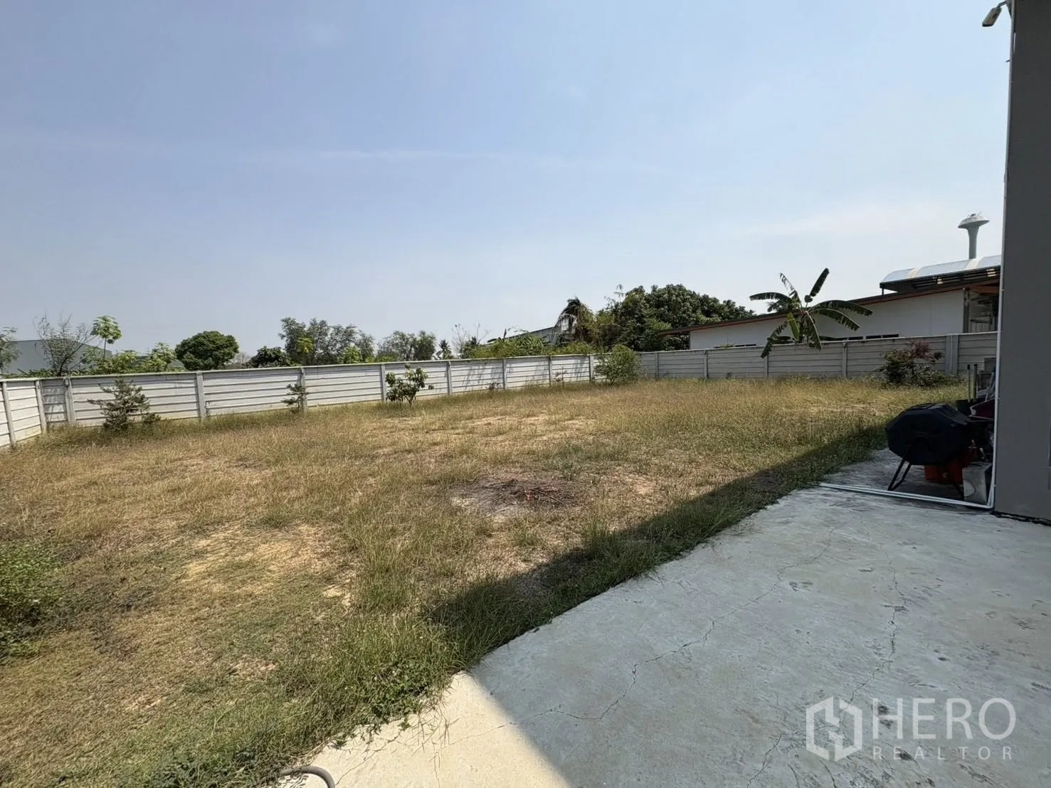 โรงงาน for rent or sale in Bang Len, Nakhon Pathom - สนามหญ้าด้านหลังภายในรั้วให้พื้นที่ลานเปิดโล่งติดกับตัวอาคาร