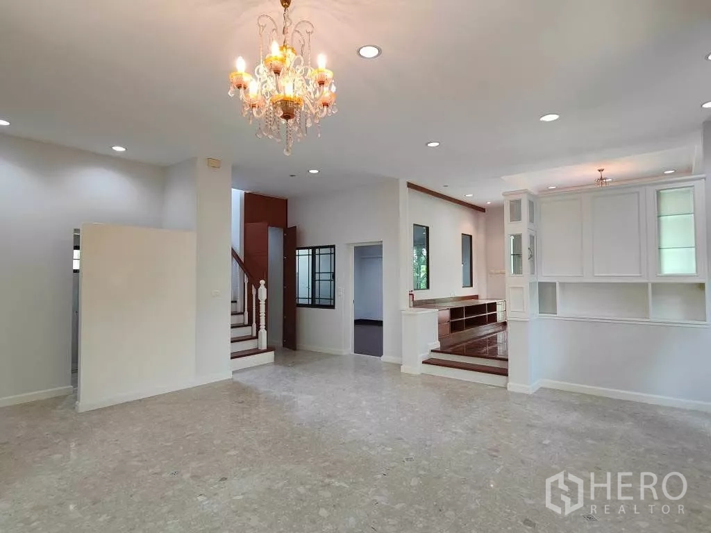 独立式住宅 出租或出售在Mueang Nonthaburi, Nonthaburi - 一层大厅，可见楼梯、内置柜与多个起居空间。