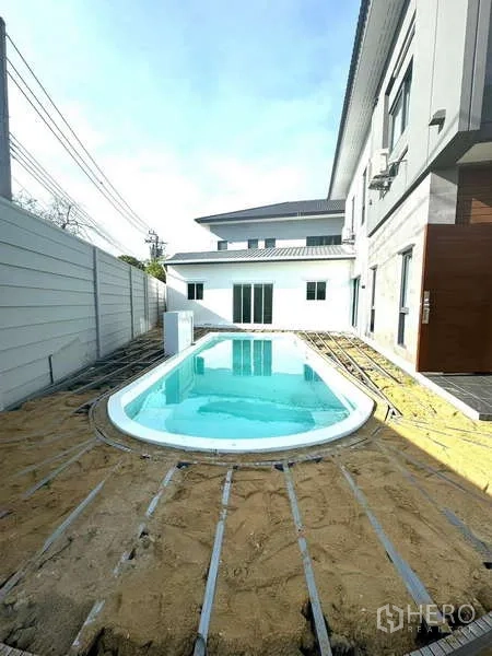 Detached House for rent in Bang Phli, Samut Prakan - Private outdoor swimming pool along the side yard of the house