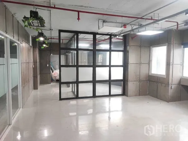 办公空间 出租在Watthana, Bangkok - 明亮办公区，玻璃盒会议室与工业风天花灯具。