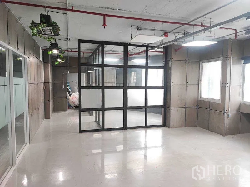 办公空间 出租在Watthana, Bangkok - 明亮办公区，玻璃盒会议室与工业风天花灯具。
