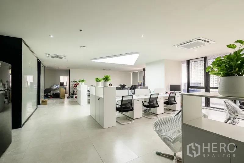 办公空间 出租或出售在Huai Khwang, Bangkok - 明亮办公区，成排工位、绿植与大窗户采光充足。