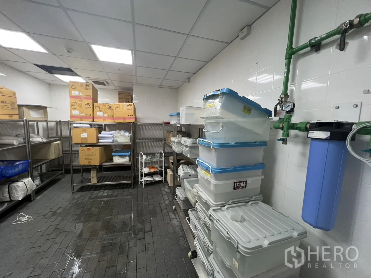 อาคารพาณิชย์ ให้เช่าในBang Rak, Bangkok - ห้องเก็บของหลังบ้าน ชั้นวางสแตนเลส และชุดกรองน้ำ