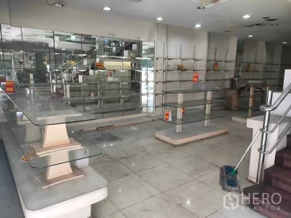 อาคารพาณิชย์ ให้เช่าในWatthana, Bangkok - พื้นที่ค้าขายชั้นล่างพร้อมชั้นวางกระจก ผนังกระจกเงา พื้นกระเบื้อง และบันได
