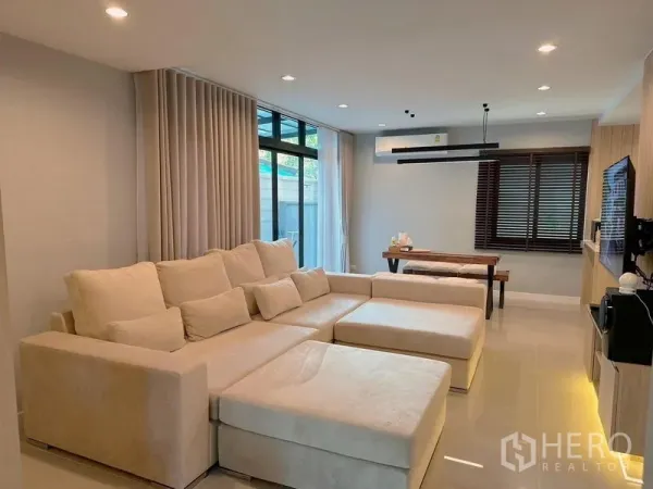 独立式住宅 出售 - 开放式客餐厅，落地窗、米色转角沙发与用餐角落