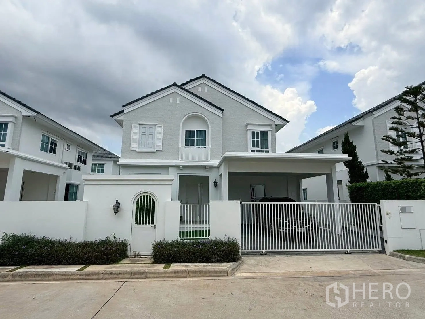 Detached House for rent in Bang Phli, Samut Prakan - Two-storey white detached house facade with covered carport and front gate.