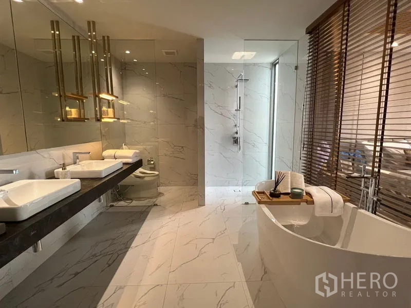 联排别墅 出售在Lat Phrao, Bangkok - 豪华主卫，双台盆、独立浴缸与玻璃淋浴间