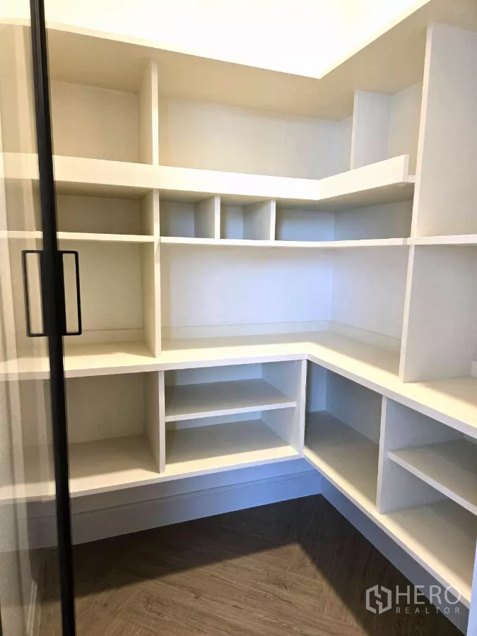 Detached House for rent in Saphan Sung, Bangkok - Built‑in storage and shelving closet inside the home.