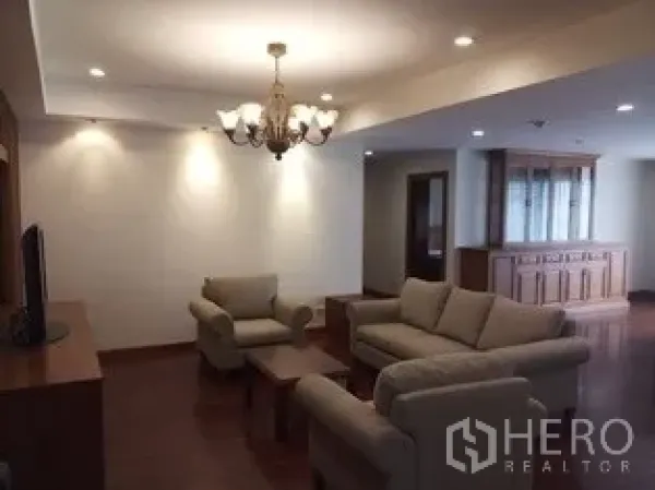 อพาร์ทเมนท์ ให้เช่าในPathum Wan, Bangkok - ห้องนั่งเล่นกว้างขวาง พร้อมโซฟาชุด โคมระย้า และพื้นไม้จริง