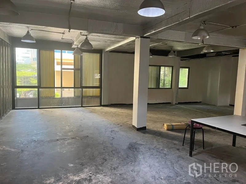 零售空间 出租在Pathum Wan, Bangkok - 明亮转角区，大窗户带来绿景与充足采光。