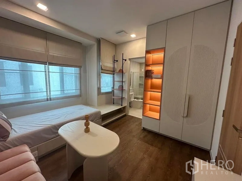 Detached House for rent in Samut Prakan - Cozy single bedroom with illuminated wardrobe, shelving and ensuite.