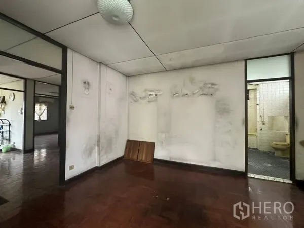 บ้าน ขายในPhra Khanong, Bangkok - ห้องรองผนังเก่า มีประตูเชื่อมเข้าห้องน้ำปูกระเบื้อง เหมาะปรับปรุง