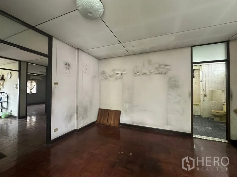 บ้าน ขายในPhra Khanong, Bangkok - ห้องรองผนังเก่า มีประตูเชื่อมเข้าห้องน้ำปูกระเบื้อง เหมาะปรับปรุง