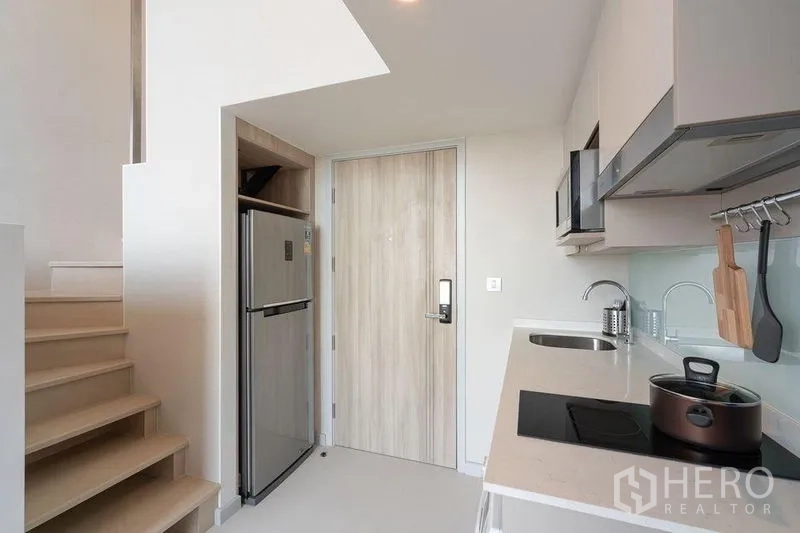 คอนโด ให้เช่าในSathon, Bangkok - ครัวขนาดกะทัดรัดพร้อมเครื่องใช้บิวท์อินและบันไดขึ้นชั้นลอย