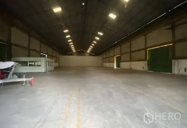 货栈 出租在Mueang Pathum Thani, Pathum Thani - 仓库内部空间宽敞，屋顶挑高，照明充足，地面开阔。