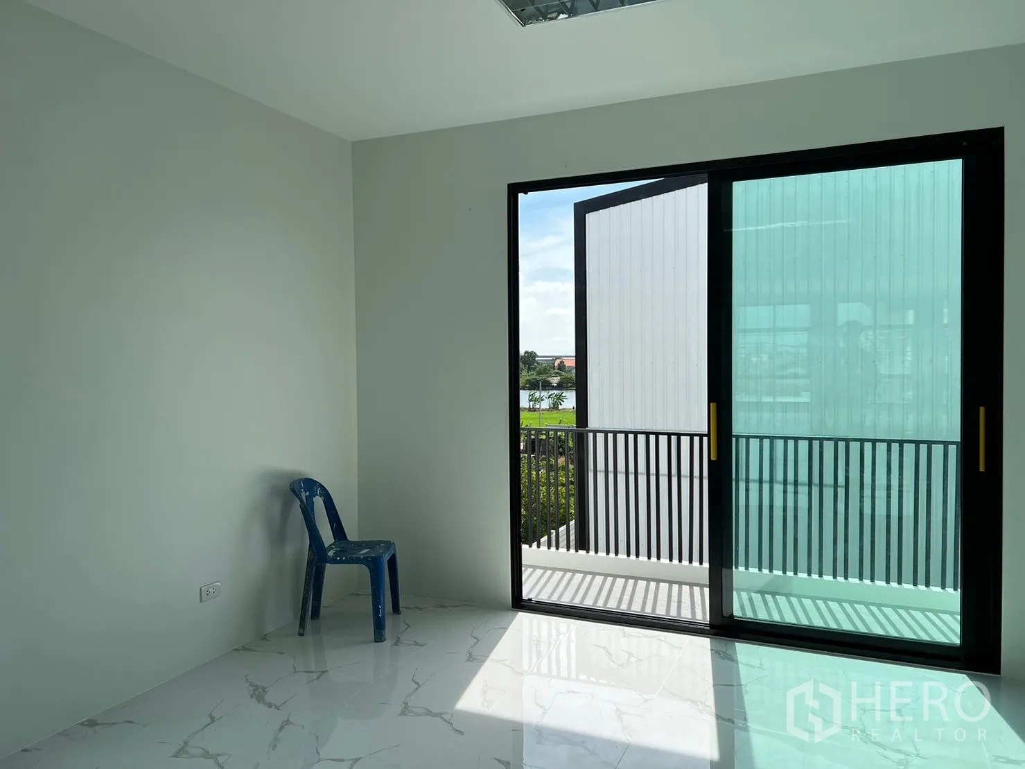 货栈 出租在Bang Sao Thong, Samut Prakan - 小型办公室，推拉玻璃门连接阳台，景观开阔。