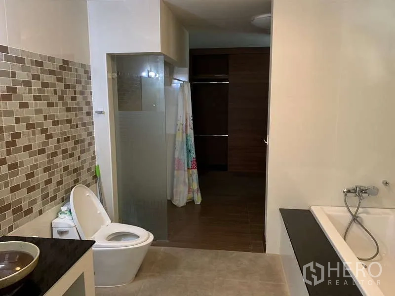 Detached House for rent - Spacious bathroom with bathtub, separate glass shower and mosaic feature wall.