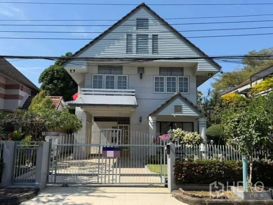 Detached House for rent in Bang Kapi, Bangkok - Gated entrance and exterior view of the detached house in a quiet village.