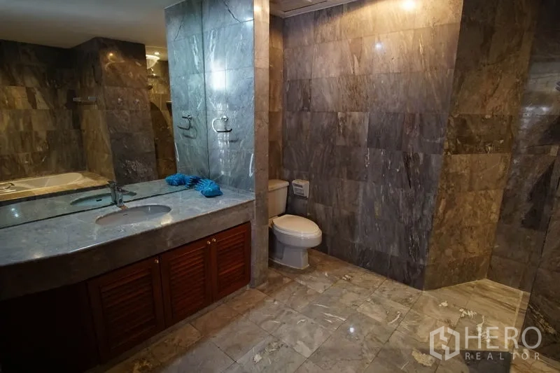 อพาร์ทเมนท์ ให้เช่าในWatthana, Bangkok - ห้องน้ำกว้างพร้อมเคาน์เตอร์หินอ่อน กระจกบานใหญ่ โถสุขภัณฑ์ และโซนฝักบัว