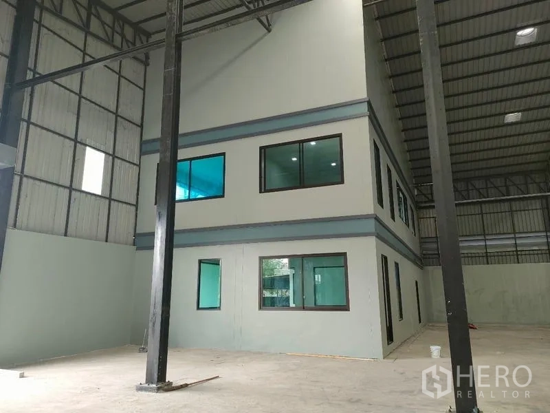 工厂 出租在Ban Phaeo, Samut Sakhon - 生产大厅内的两层独立办公室。