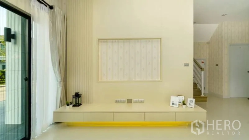 บ้าน ให้เช่าหรือขายในLat Krabang, Bangkok - ผนังทีวีพร้อมชั้นวางลอยและช่องตกแต่ง ข้างประตูกระจกบานเลื่อน