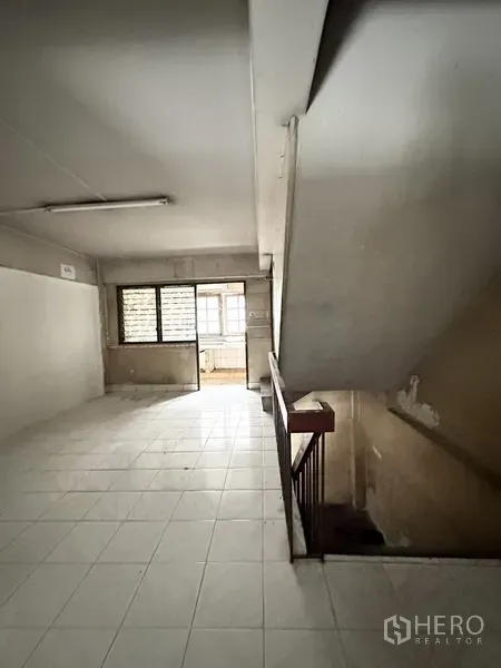 อาคารพาณิชย์ ให้เช่าหรือขายในWatthana, Bangkok - โถงชั้นบน มีหน้าต่างและบันไดภายในอาคารพาณิชย์
