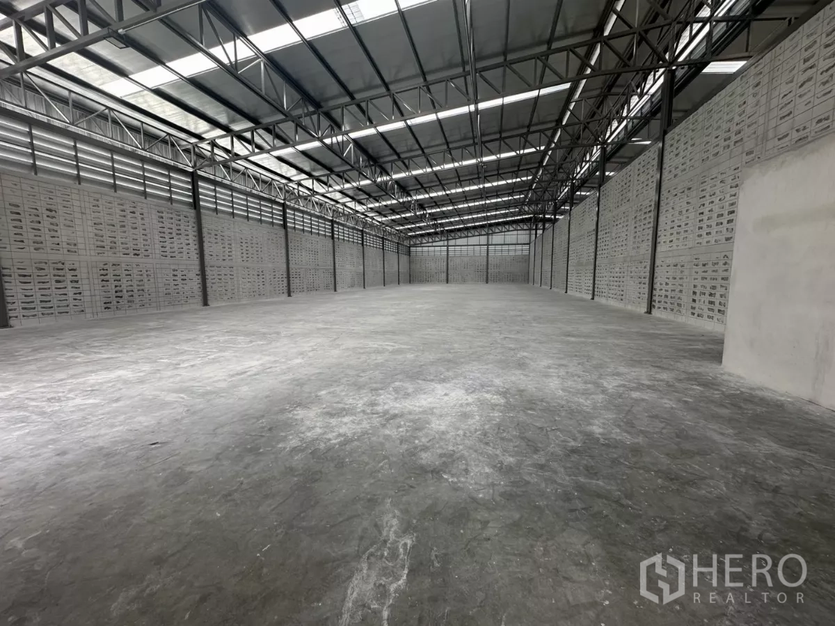 Warehouse for rent in Khlong Toei, Bangkok - Expansive high‑clear warehouse space with wide aisle and durable concrete surface.