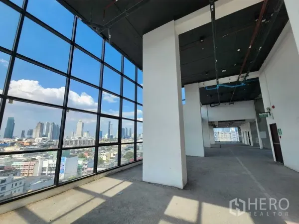 零售空间 出租在Sathon, Bangkok - 沙吞区双层高零售空间，落地窗与曼谷天际线全景。