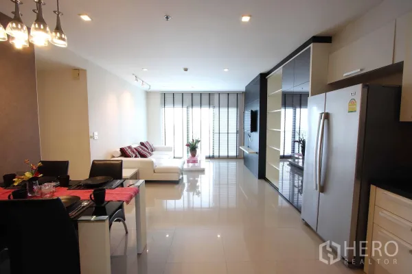 คอนโด ให้เช่าในKhlong Toei, Bangkok - พื้นที่นั่งเล่น รับประทานอาหาร และครัวขนาดกะทัดรัดในคอนโดเขตคลองเตย พื้นกระเบื้องเงา ตู้เย็นสแตนเลส และกระจกเต็มบาน.