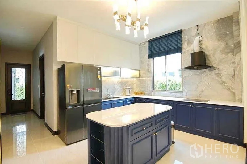 บ้าน ขายในLat Krabang, Bangkok - ครัวตะวันตกตู้สีน้ำเงิน ไอส์แลนด์ และตู้เย็นสแตนเลส