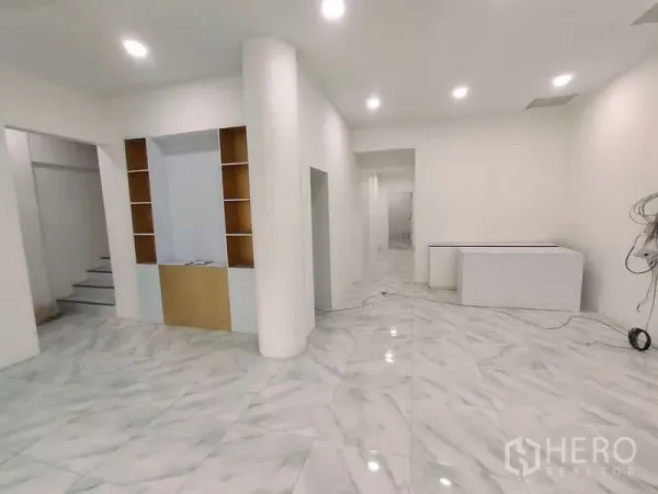 零售空间 出租在Din Daeng, Bangkok - 开阔店内空间，立柱与内置货架，仿大理石地面，吸顶筒灯。