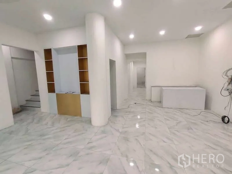 零售空间 出租在Din Daeng, Bangkok - 开阔店内空间，立柱与内置货架，仿大理石地面，吸顶筒灯。