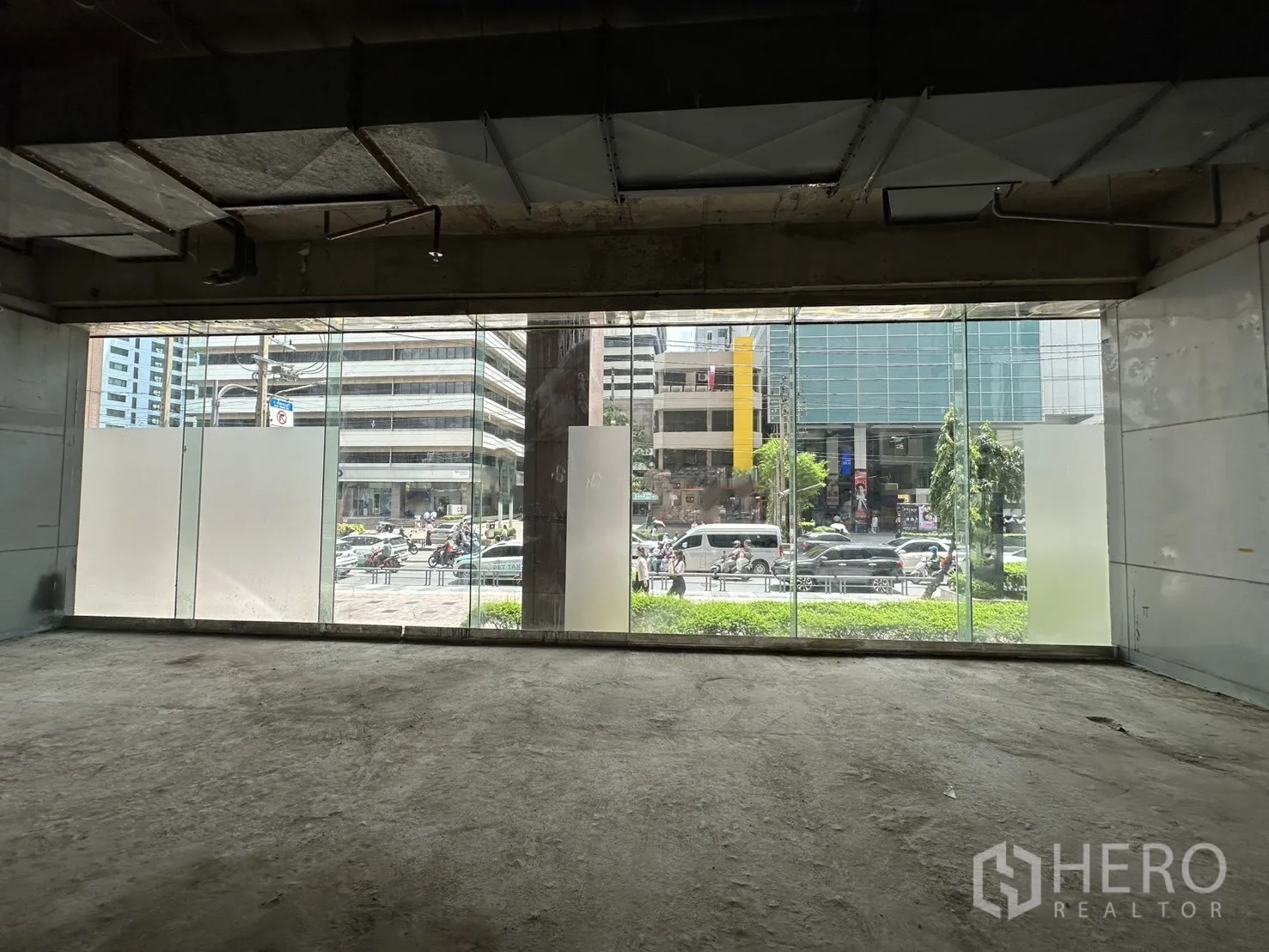 พื้นที่ขายของ for rent in Watthana, Bangkok - กระจกโชว์หน้าร้านรับแสงธรรมชาติและมองเห็นการจราจร