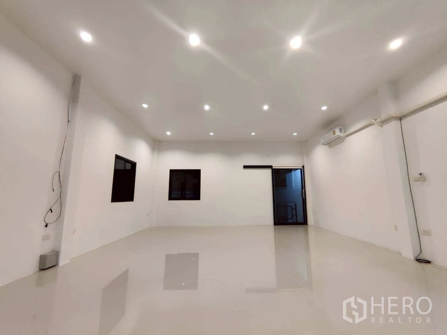โกดัง for rent in Lam Luk Ka, Pathum Thani - ห้องสำนักงานมีประตู หน้าต่าง และไฟเพดาน.